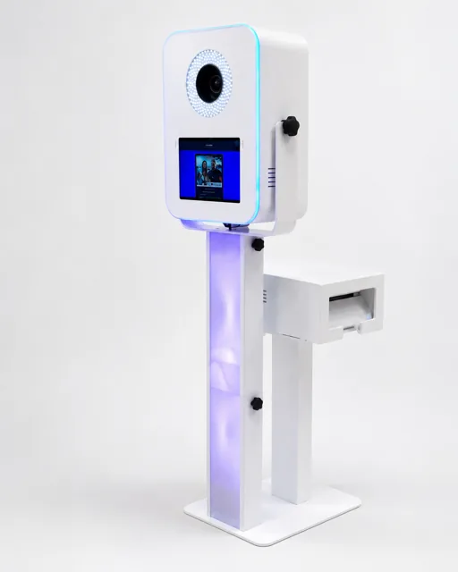 Online KI-Box im schlanken Stelen-Design
